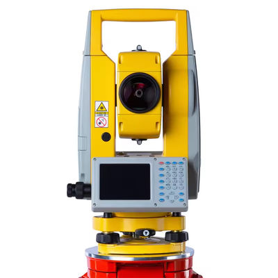 Un homme Spectra Robotic Total Station équipement de relevé 1000m sans réflecteur